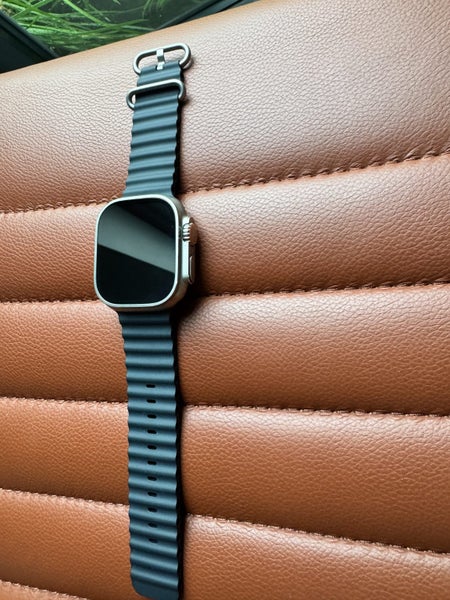 Apple Watch Ultra 1 GPS + Cellular, 49mm Titanium Case Carousel 1