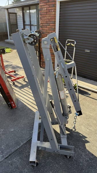 Engine hoist Carousel 2