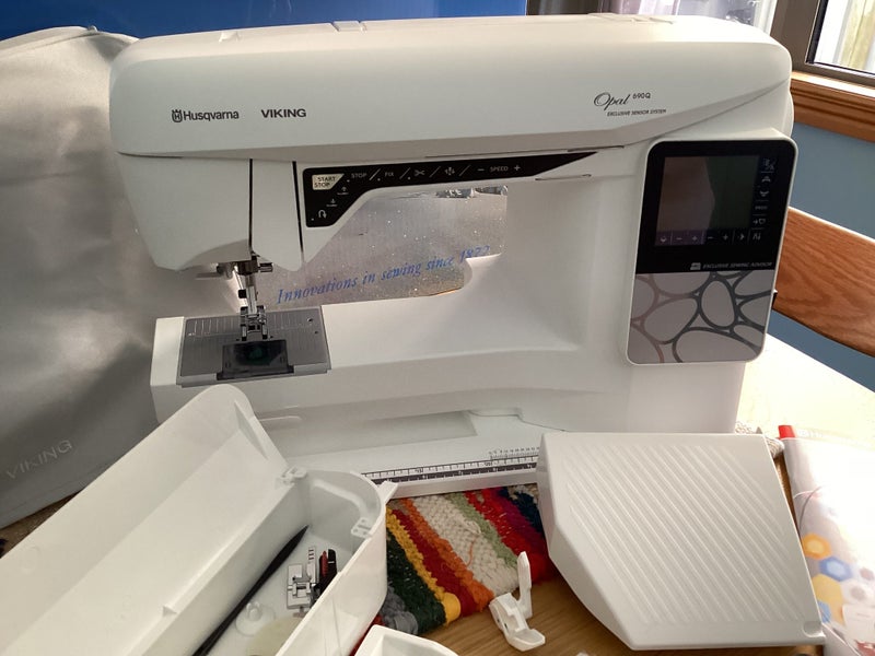 Husqvarna Opal 690q with table Carousel 1