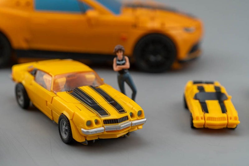 Transformers Bumblebee Studio Series 15BB Deluxe Classic Camaro Charlie Figure Carousel 2