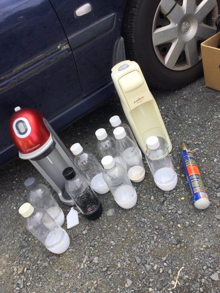 2 LOTS OF SODA STREAM MACHINES AND BOTTLES Carousel 2