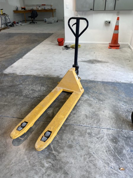 Pallet Truck Carousel 1