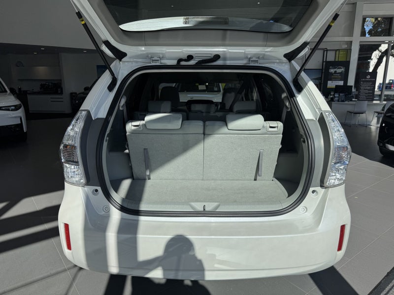 2013 Toyota Prius Alpha Hybrid62863255950977113