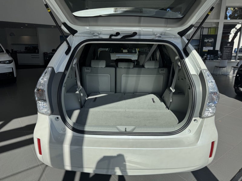 2013 Toyota Prius Alpha Hybrid62863255950977114