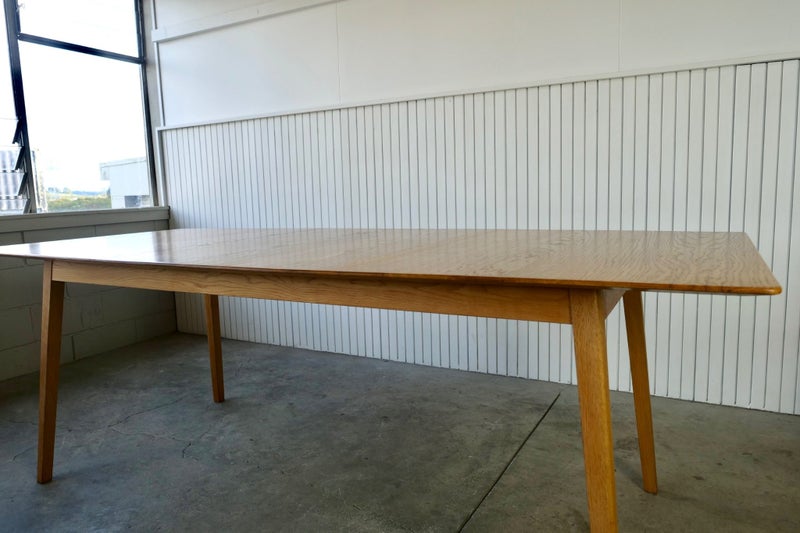 AN EXTRA LARGE 50s JON JANSEN OAK DINING TABLE Carousel 20