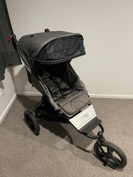Mountain Buggy Urban Jungle Luxury Carousel 1