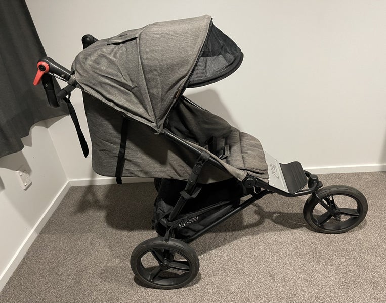 Mountain Buggy Urban Jungle Luxury Carousel 2