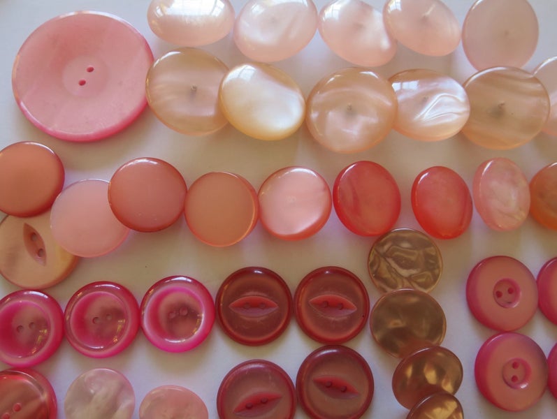 A selection of 150 pink pearly lustre vintage buttons all sizes, tones some sets Carousel 1