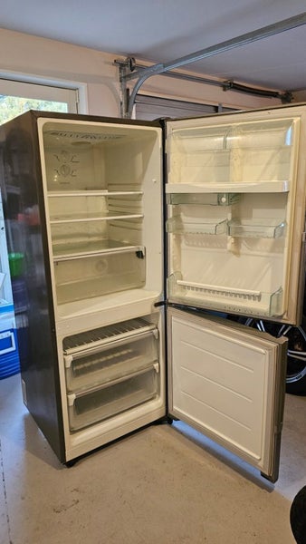 Westinghouse Fridge Freezer - Stainless Steel | $1 Reserve | Needs Repair Carousel 3