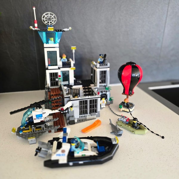 LEGO City - 60130 - Police Prison Island Carousel 2