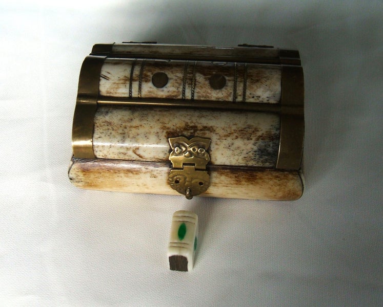 JEWELLERS MUSEUM VERY RARE SIGNED CARVED MINIATURE BOOK SET WITH JADE c1850/60 Carousel 2