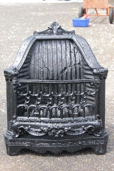 VIILA STLYE SMALL CAST IRON GAS FIRE HEATER IN GOOD CONDITION Carousel 1