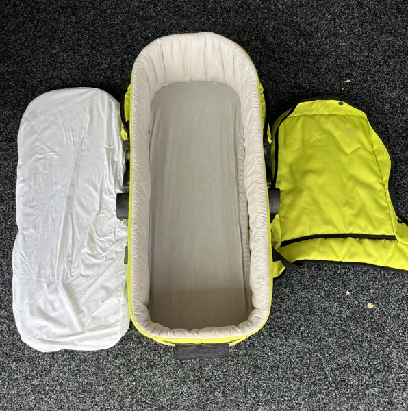 Mountain Buggy carrycot Carousel 3