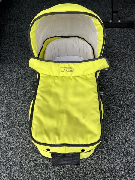 Mountain Buggy carrycot Carousel 1