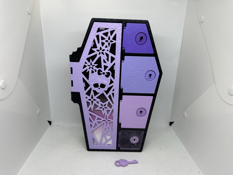 Monster High: Skulltimates Secrets Fearidescent Clawdeen Wolf coffin Carousel 1