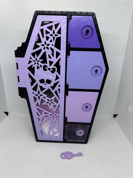Monster High: Skulltimates Secrets Fearidescent Clawdeen Wolf coffin Carousel 2