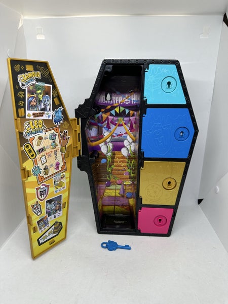 Monster High: Cleo De Nile Skulltimate secrets empty coffin Carousel 2