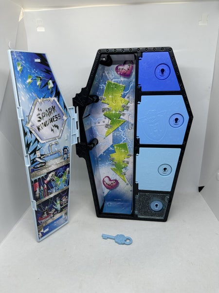Monster High: Skulltimate Secrets Fearidescent Frankie Stein empty coffin Carousel 2