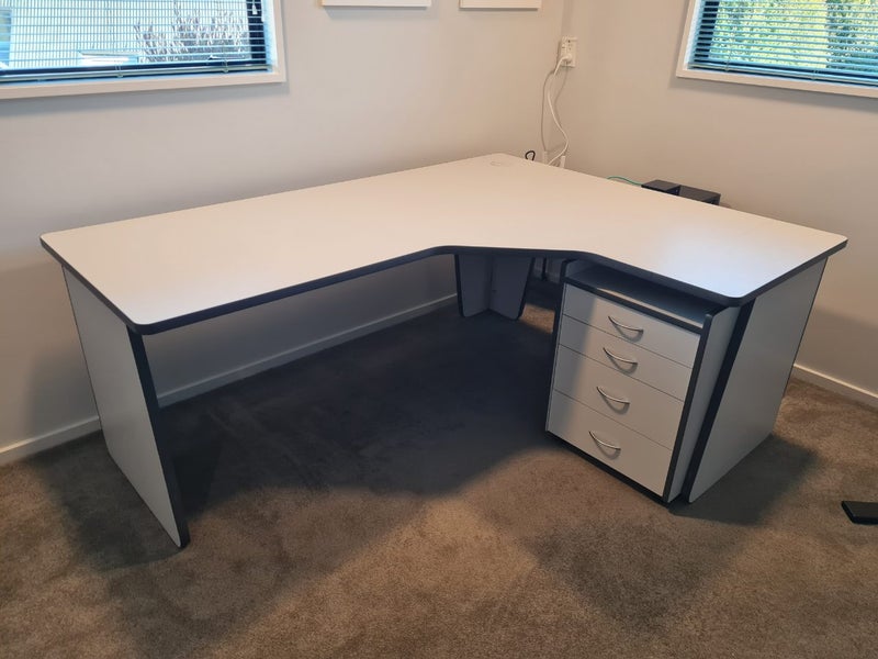 Office desk and cabinet Carousel 1