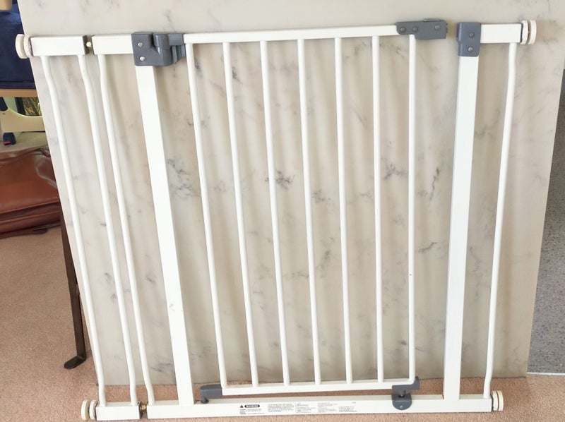 Childs safety gate Carousel 1