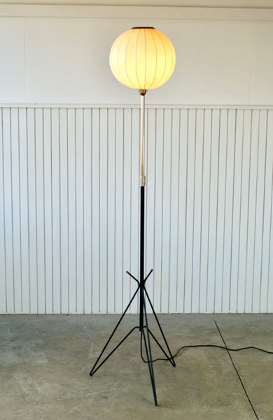 A VERY RARE JOHN CRICHTON TRIPOD FLOOR LAMP AND NELSON SHADE c1950 Carousel 1