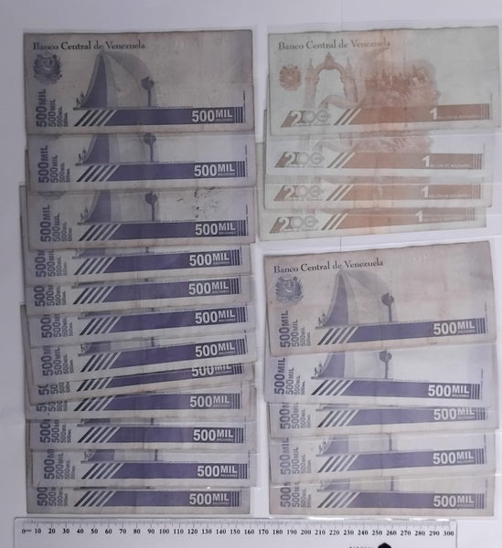 22 heavily circulated banknotes from Venezuela: 4x1 Million and 18x500 Mil Carousel 2