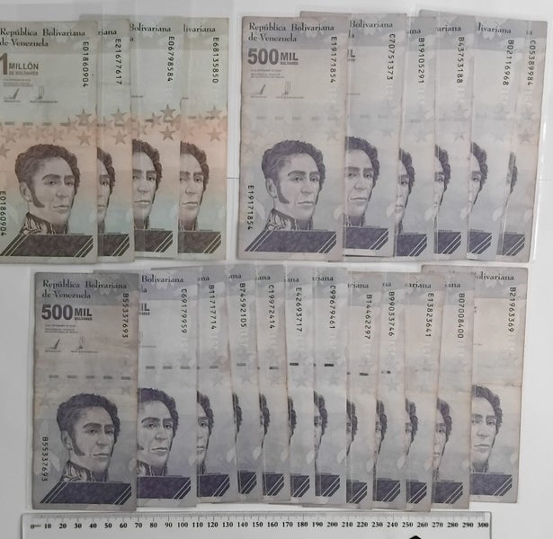 22 heavily circulated banknotes from Venezuela: 4x1 Million and 18x500 Mil Carousel 1
