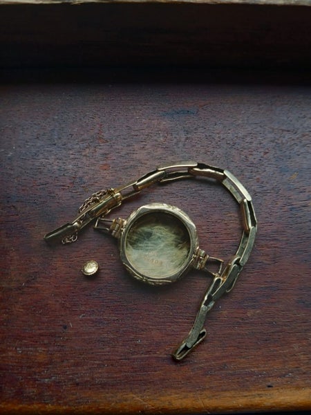 8.3g of scrap 9ct gold, 1 dollar reserve Carousel 1