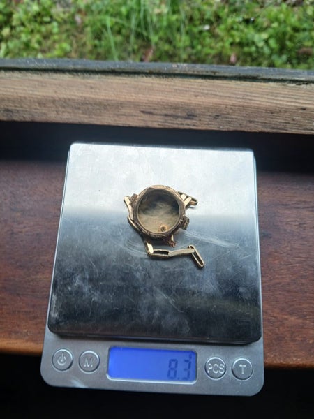 8.3g of scrap 9ct gold, 1 dollar reserve Carousel 4