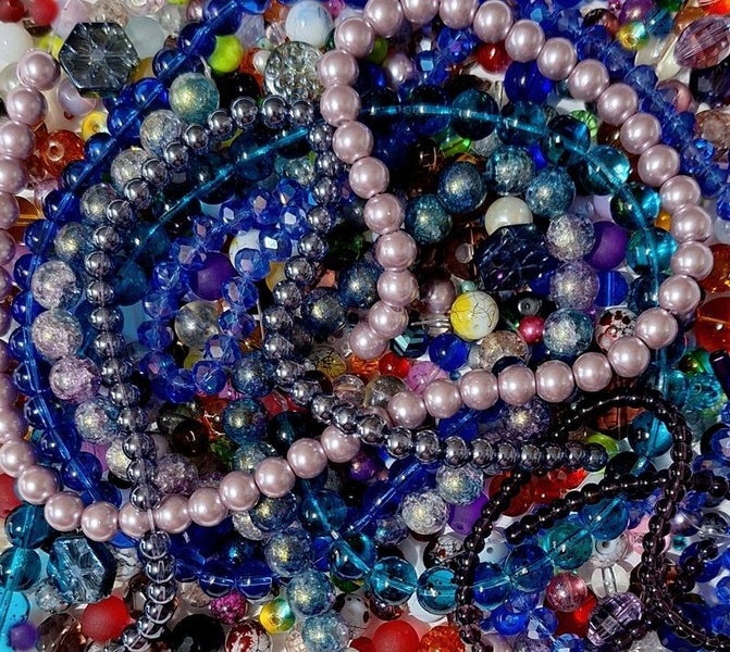 *$1.00 Res* A BIG LOT of OVER 800 MIXED BEADS 500gms. INCLUDING 7 STRANDS! Carousel 1