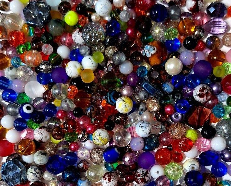 *$1.00 Res* A BIG LOT of OVER 800 MIXED BEADS 500gms. INCLUDING 7 STRANDS! Carousel 3