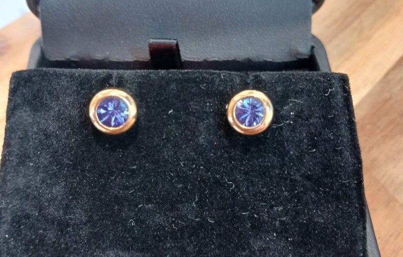 9CT TANZANITE STUDS IN YELLOW GOLD Carousel 1
