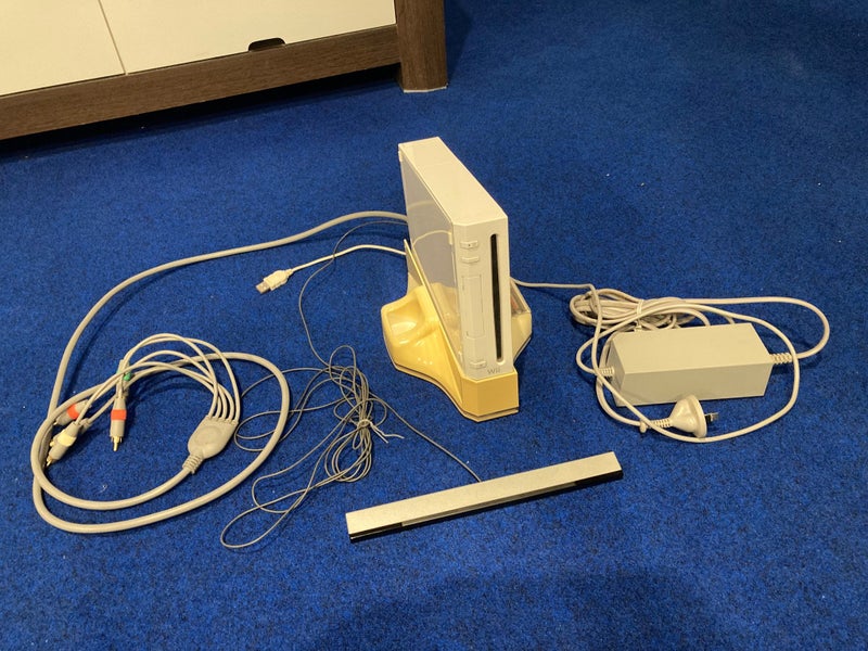 Nintendo Wii Bundle - Console plus controllers plus games - $1Res Carousel 1