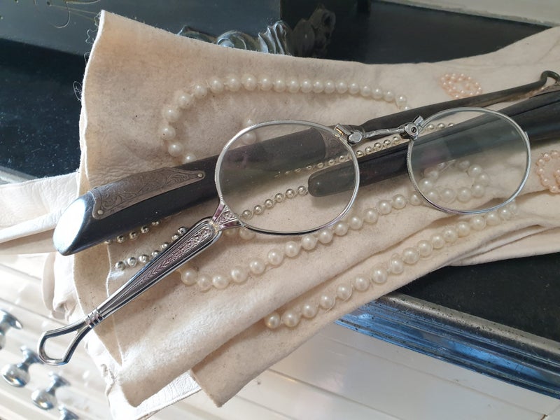 Vintage Lorgnette Silver Tone, Some Magnification. Great Condition, So Shiny !! Carousel 1