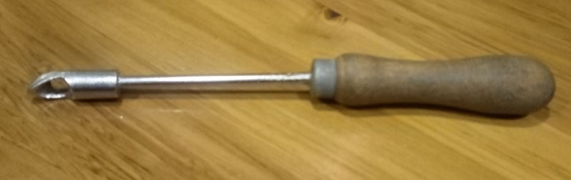LARGE NEEDLE TOOL FOR INSERTING RUBBER AROUND WINDSCREEN Carousel 1