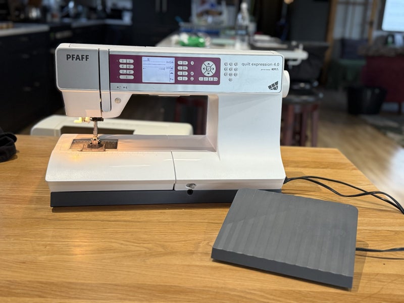 Pfaff Quilt Expression 4.0 Sewing Machine — Excellent Condition! Carousel 2