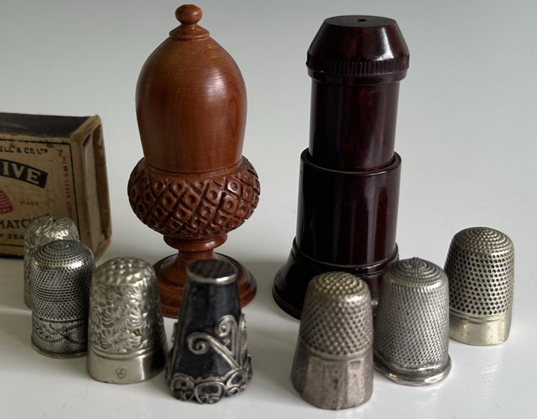 Carved Matai acorn & bakelite needle holders plus thimbles Carousel 1