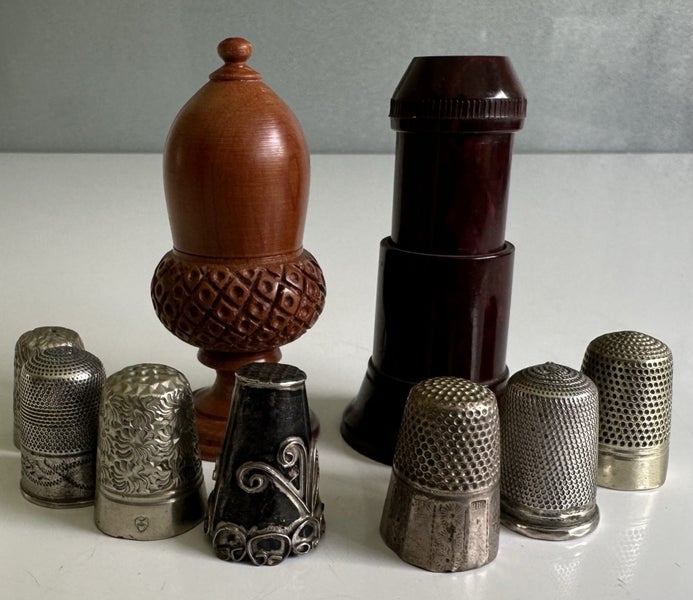 Carved Matai acorn & bakelite needle holders plus thimbles Carousel 20