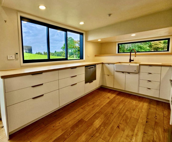 Luxury relocatable 2 bedrooms tiny house INCLUDING complete off grid system Carousel 2