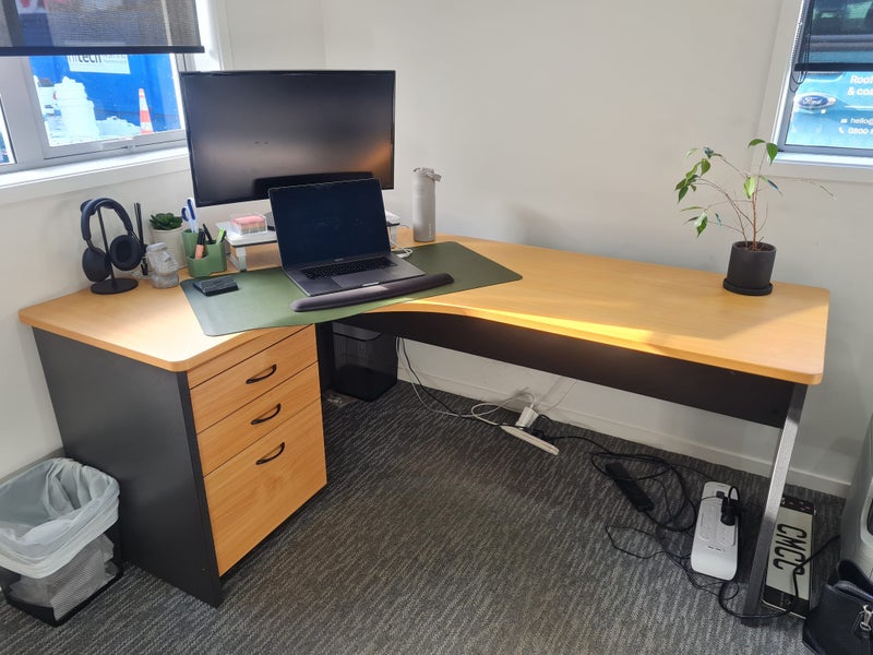 Corner Office Desk Carousel 1