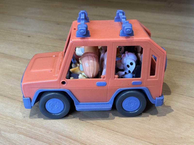 Bluey car - with 4 Bluey figures Carousel 2