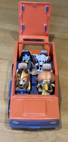 Bluey car - with 4 Bluey figures Carousel 3