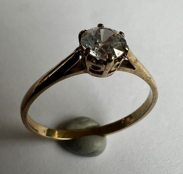 Pre Loved 9ct Gold CZ Ring #SV49 Carousel 1