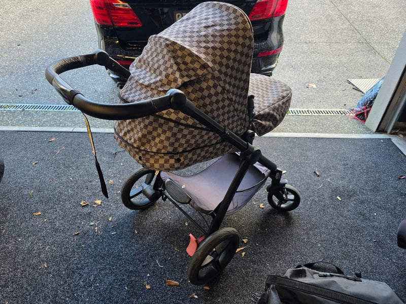 Mountain buggy cosmopolitan pram Carousel 2