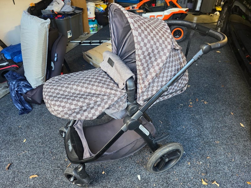 Mountain buggy cosmopolitan pram Carousel 1