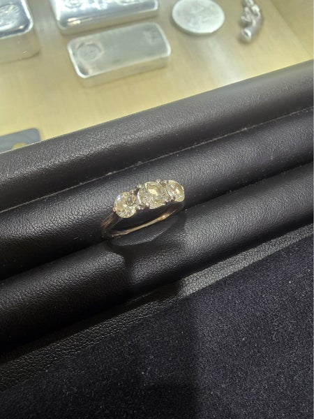 Diamond ring - 3 stones629729170819871125