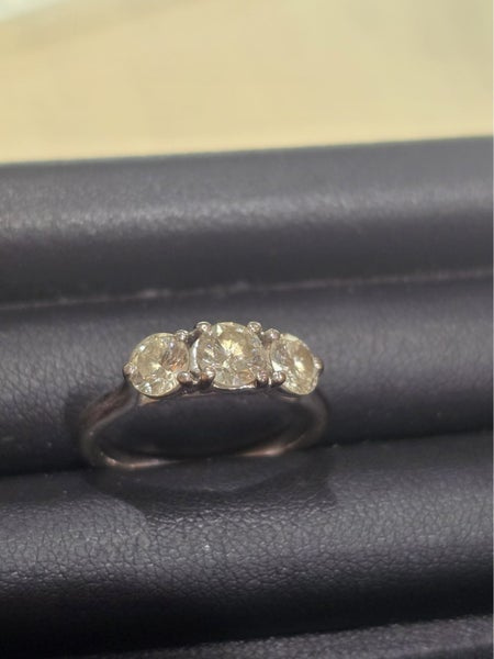 Diamond ring - 3 stones62972917081987111