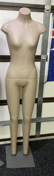 FEMALE MANNIQUIN Carousel 1