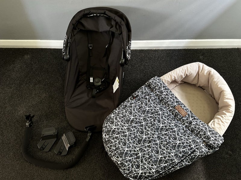 Mountain Buggy Carrycot Plus Urban Jungle Terrain And +one Carousel 2