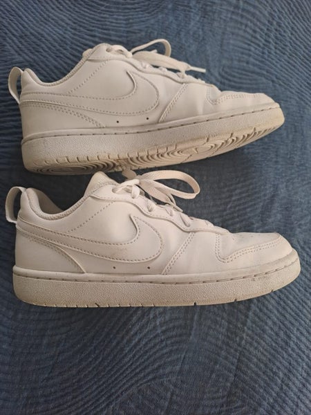 KIDS WHITE NIKE TRAINERS Carousel 1